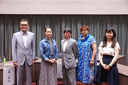 左から、上島⼀彦箕面市⻑、⽊⽥真理⼦さん、大迫弘和教授、竹村景⼦学部⻑、安⽥優美香さん