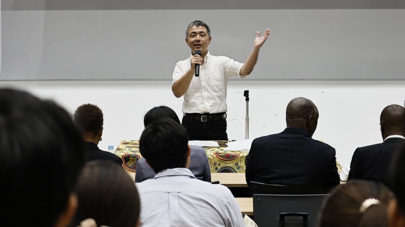 鷹野前サントメ・プリンシペ名誉領事