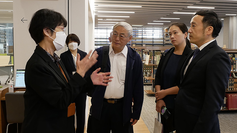 外国学図書館を見学される様子