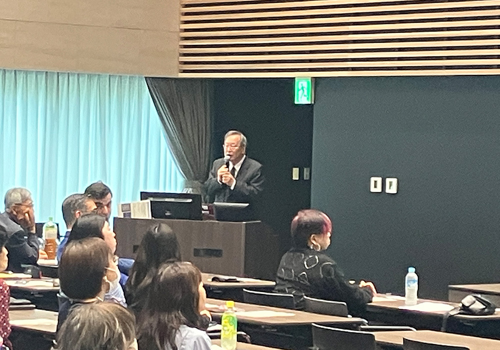 東明彦先生の講演の様子。
