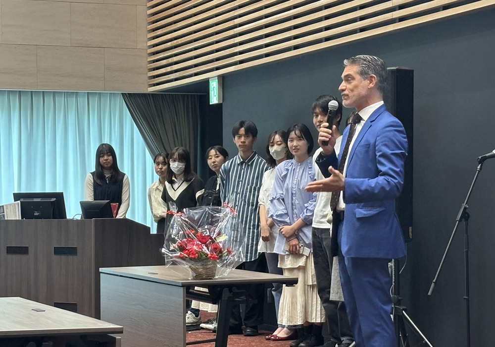発表に参加した有志学生たちに、感動の意を伝えるセレーノ大使。次世代の日葡関係のために若い学生や研究者たちの交流の重要性を強調されました。