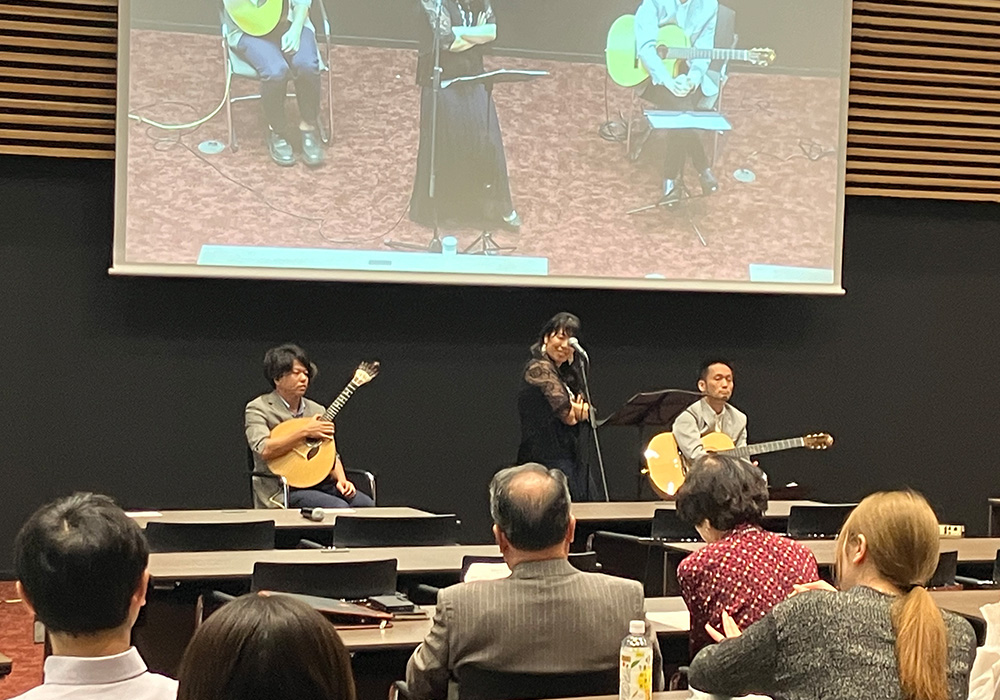 津森久美子氏(中央)、水谷和夫氏(右)、山本真也氏(左)による、ポルトガル大衆音楽「ファド」のミニコンサート。
