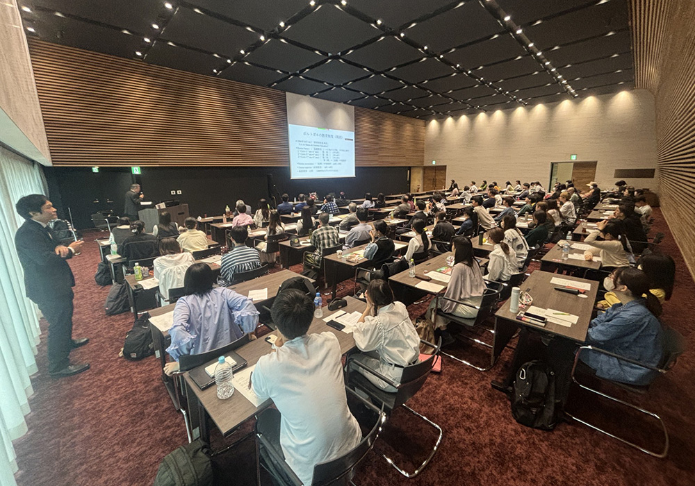 一時、大阪外国語大学記念ホールが満員になる盛況ぶりでした。