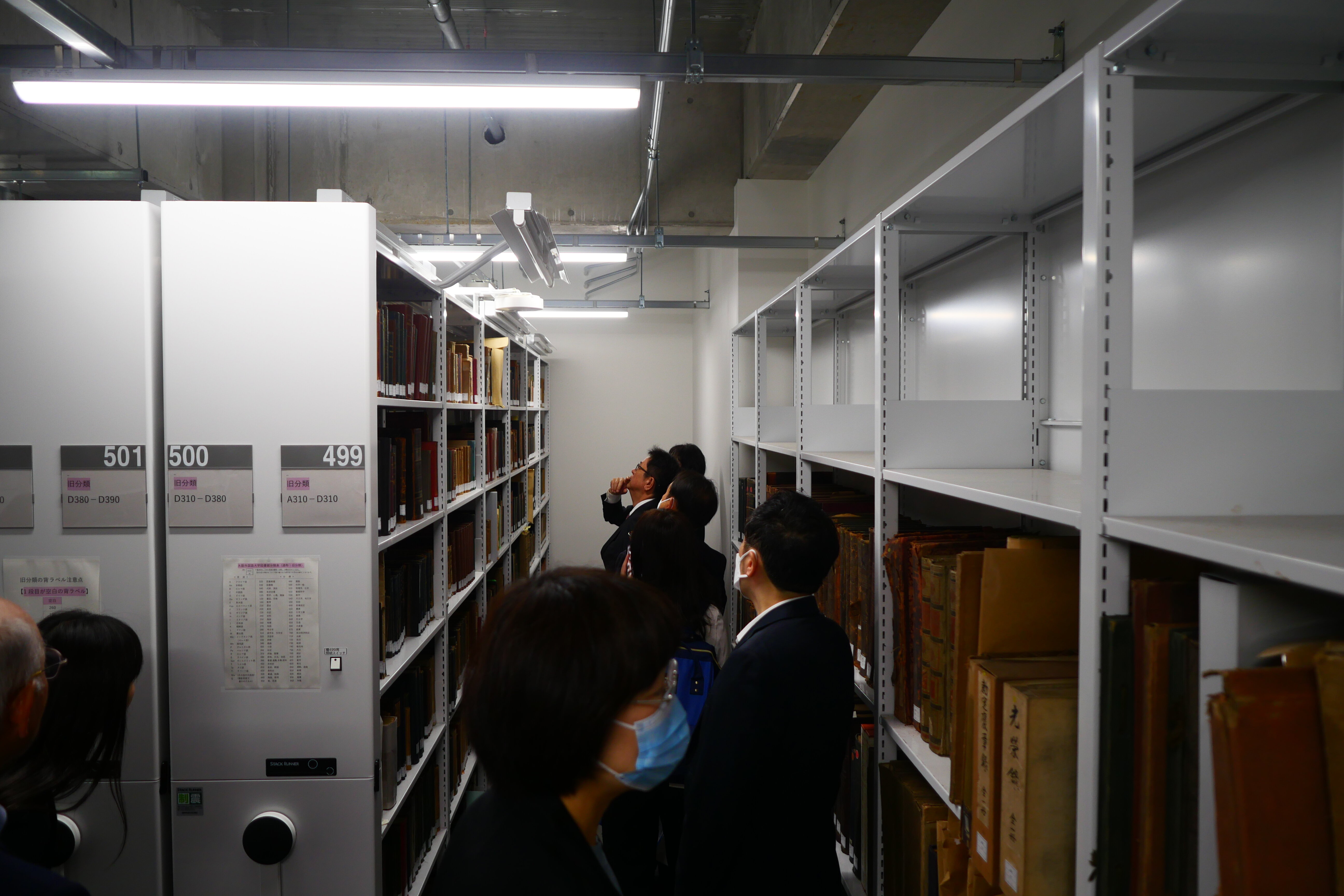 図書館１階書庫で大戦から守られてきた蔵書を見学