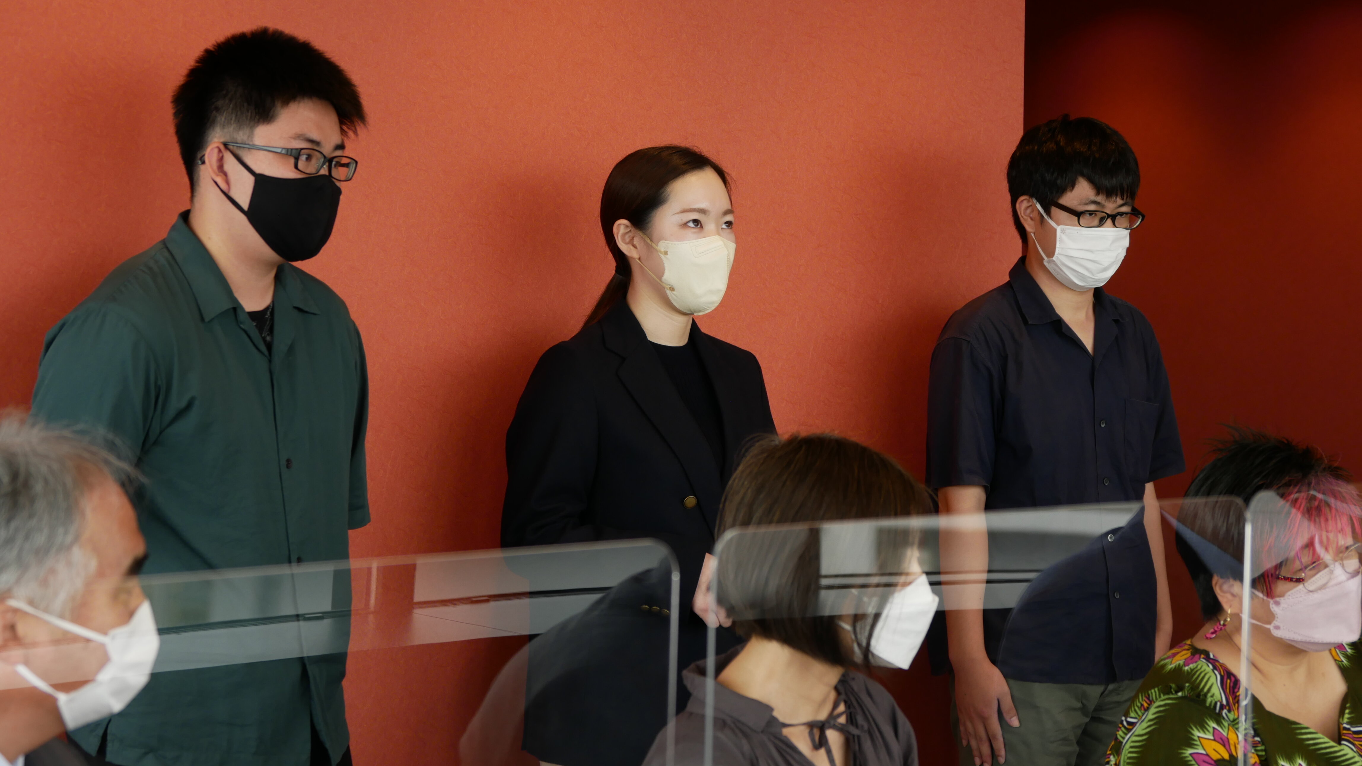 学生による挨拶 左から、長谷川翔さん、岡島ちなみさん、梅原諒さん