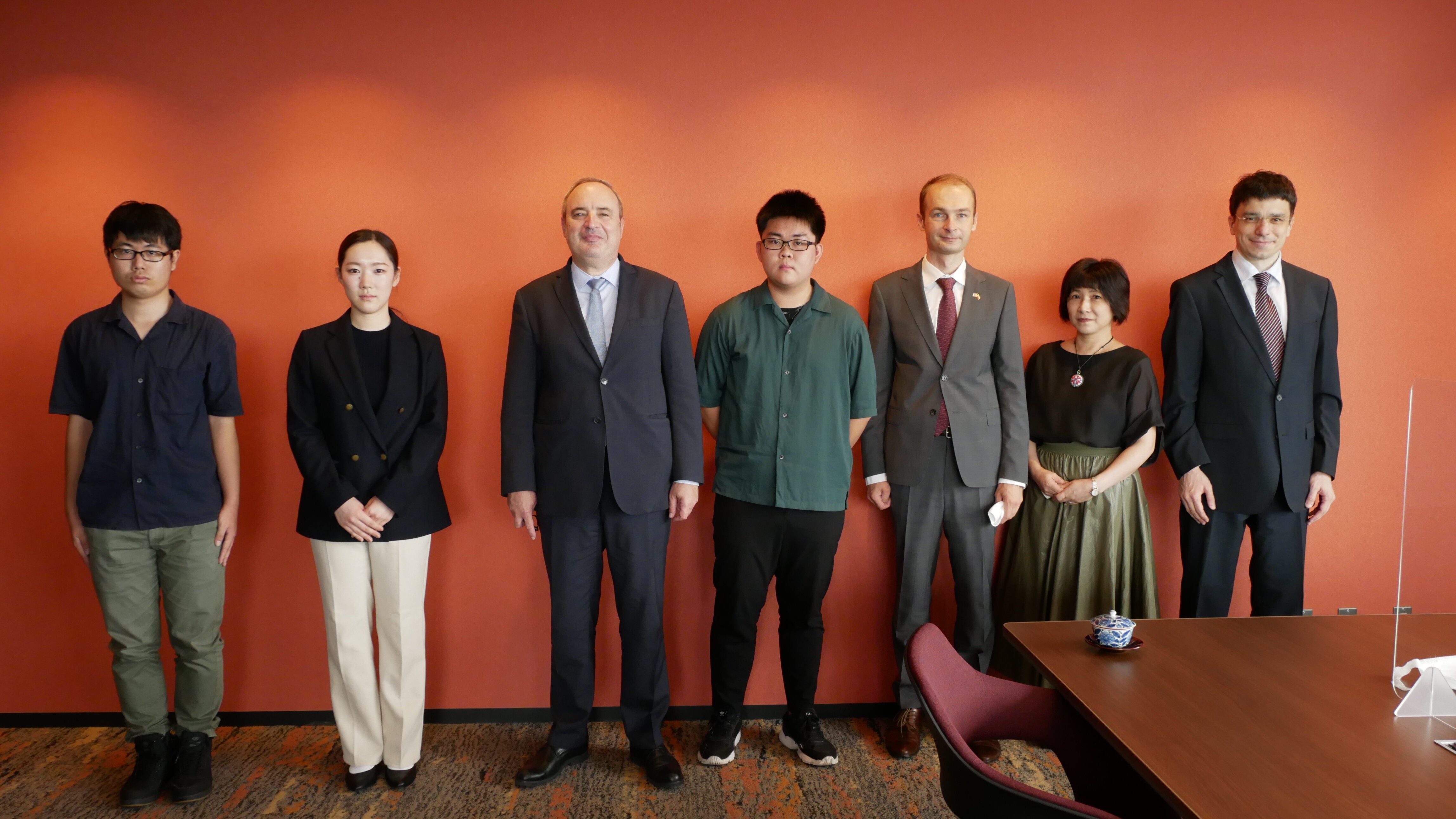 左から、梅原諒さん、岡島ちなみさん、Anastas Gerdjikov 学長、長谷川翔さん、駐日ブルガリア共和国大使館職員Petar Nikolaev 氏、竹内さおりさん（外国学図書館職員）、ブルガリア語担当のソフィア大学常勤講師Ivo Vladimirov 氏