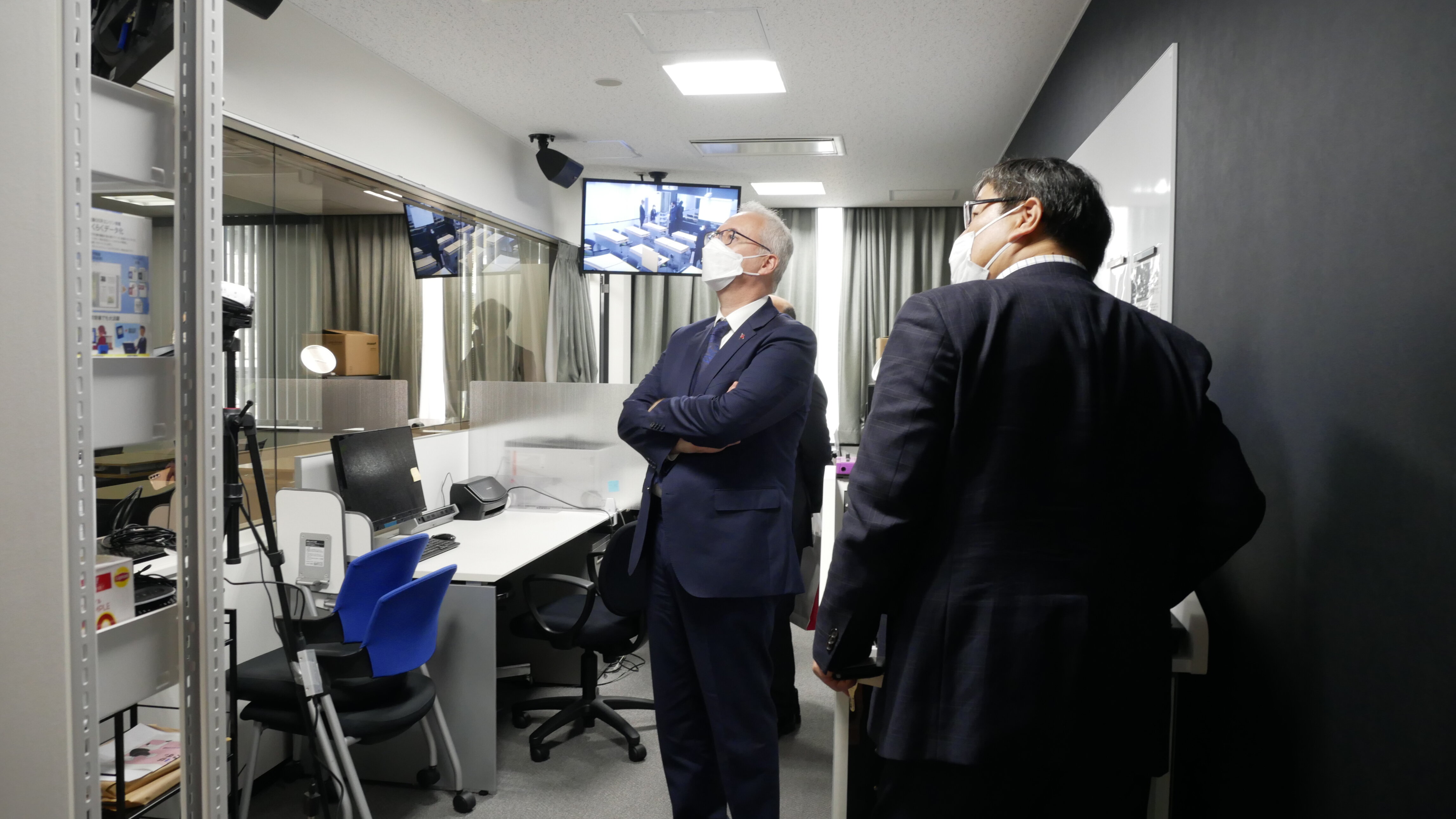 日本語日本文化教育センターでの見学(説明者:加藤均日本語日本文化教育センター長(右))