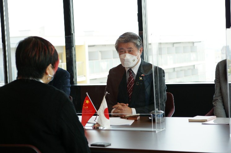 竹村学部長(手前)と 懇談の様子話し合われる薛剣総領事