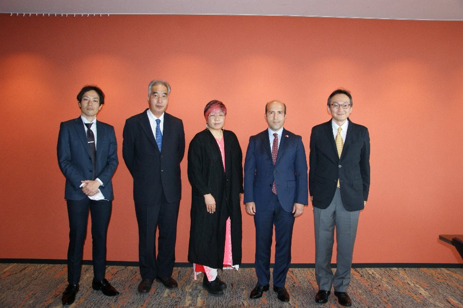 左から宮下准教授、岸田副学部長、竹村学部長、ウムット・リュトフィ・オズテュルク総領事、村上副学部長