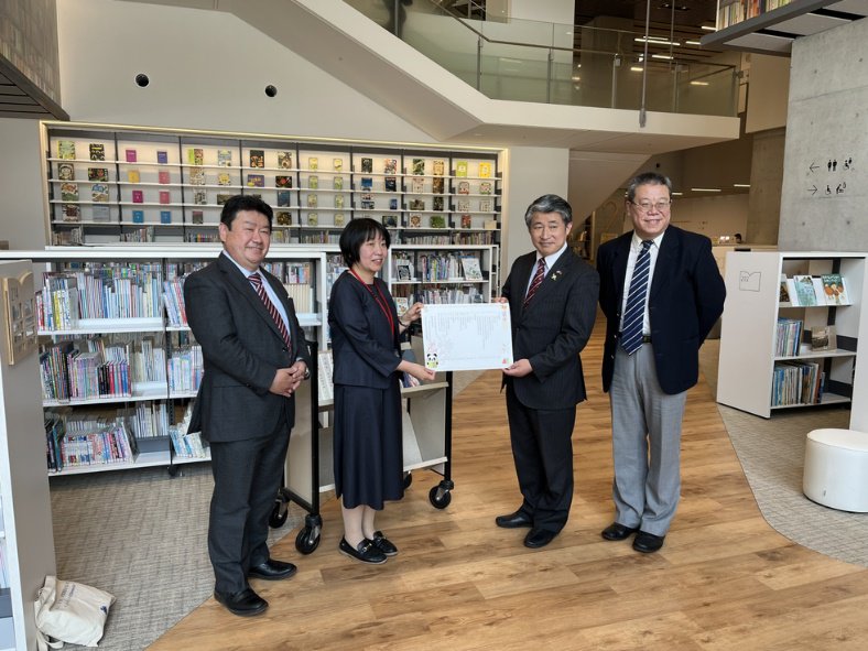 外国学図書館への寄贈の様子